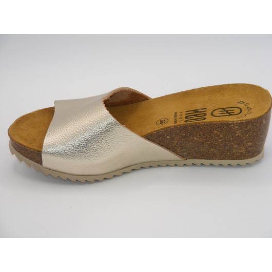 Złote skórzane klapki na koturnie – hiszpańska jakość i wygoda