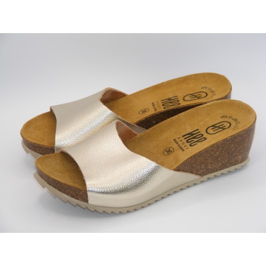 Złote skórzane klapki na koturnie – hiszpańska jakość i wygoda