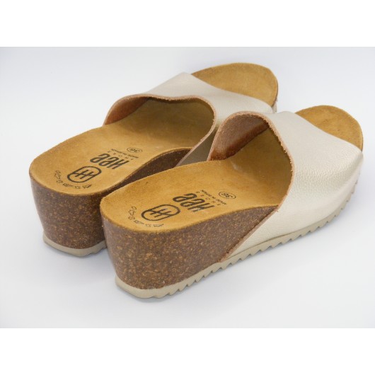 Złote skórzane klapki na koturnie – hiszpańska jakość i wygoda