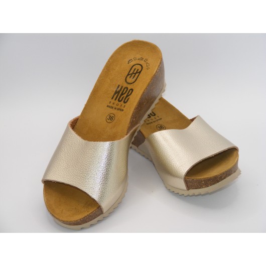 Złote skórzane klapki na koturnie – hiszpańska jakość i wygoda