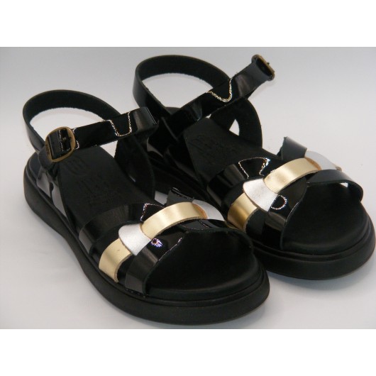 Czarne lakierowane sandały damskie na platformie – styl hiszpański na lato