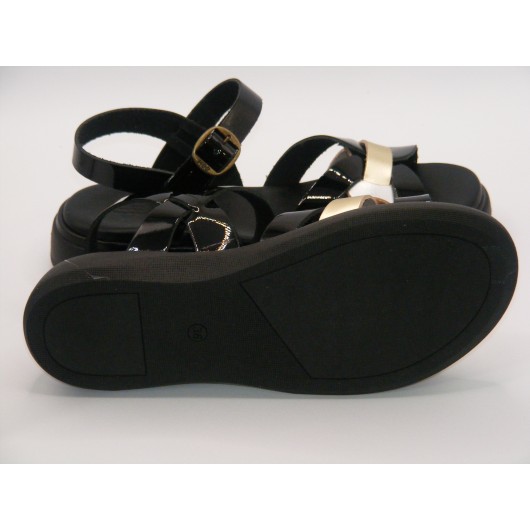 Czarne lakierowane sandały damskie na platformie – styl hiszpański na lato