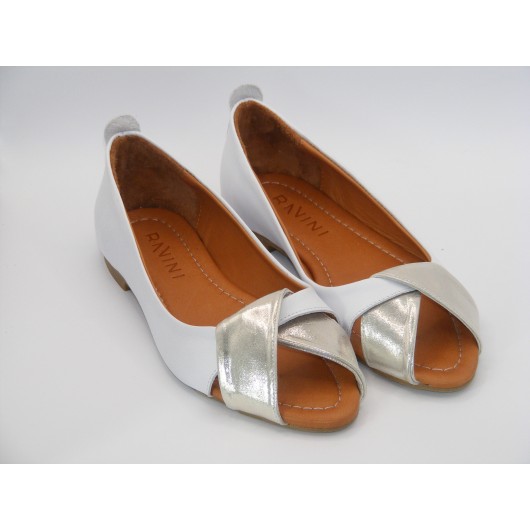 Biała baletka Ravini ze skóry z odkrytym przodem – komfort i lekkość