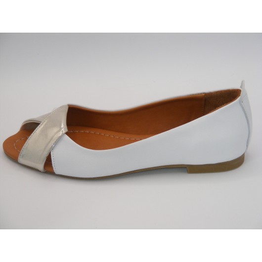 Biała baletka Ravini ze skóry z odkrytym przodem – komfort i lekkość