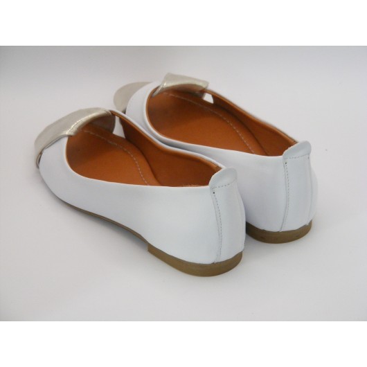 Biała baletka Ravini ze skóry z odkrytym przodem – komfort i lekkość