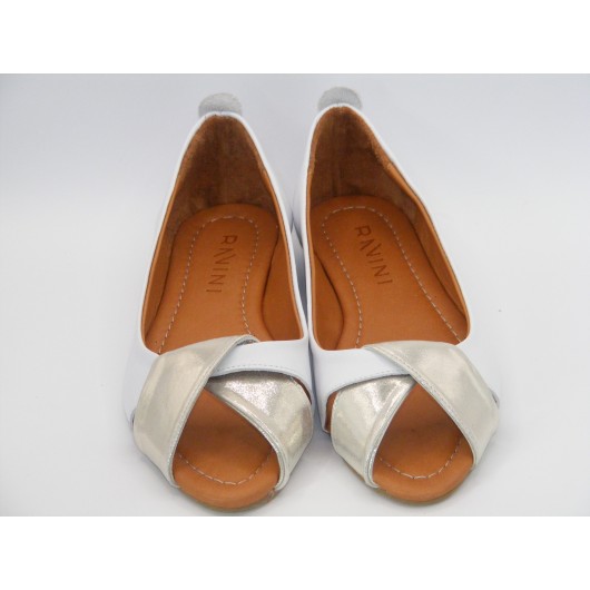 Biała baletka Ravini ze skóry z odkrytym przodem – komfort i lekkość