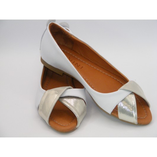 Biała baletka Ravini ze skóry z odkrytym przodem – komfort i lekkość