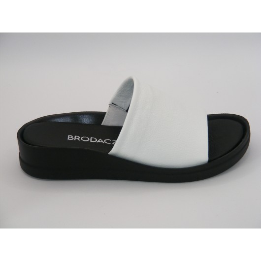 Biało-czarne skórzane klapki damskie Brodacz – stylowe i wygodne na lato