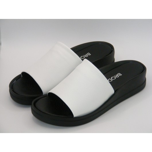 Biało-czarne skórzane klapki damskie Brodacz – stylowe i wygodne na lato