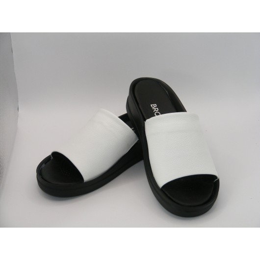 Biało-czarne skórzane klapki damskie Brodacz – stylowe i wygodne na lato
