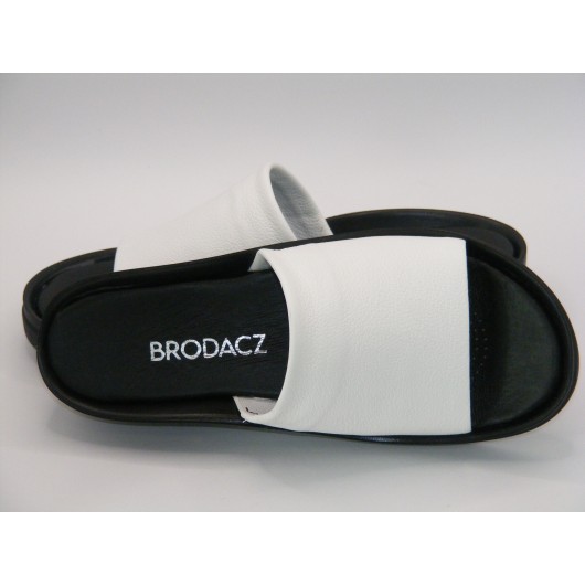 Biało-czarne skórzane klapki damskie Brodacz – stylowe i wygodne na lato