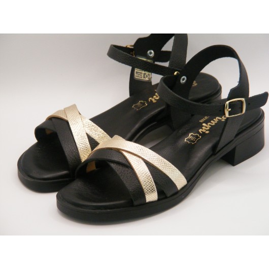 Hiszpańskie sandały skórzane czarne z perłowym paskiem – elegancja i wygoda