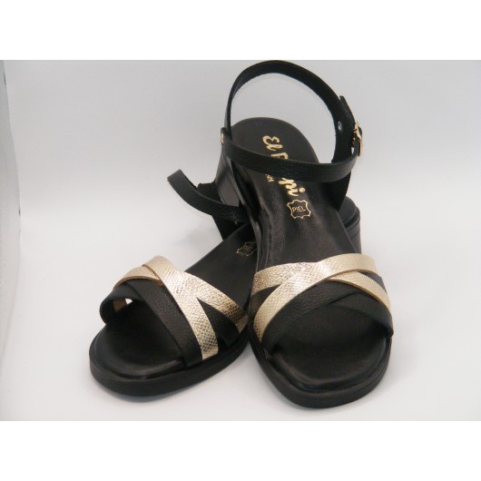 Hiszpańskie sandały skórzane czarne z perłowym paskiem – elegancja i wygoda