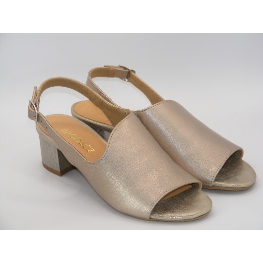 Skórzane sandałki damskie Brodacz na niskim obcasie – elegancja i komfort na wyjątkowe okazje