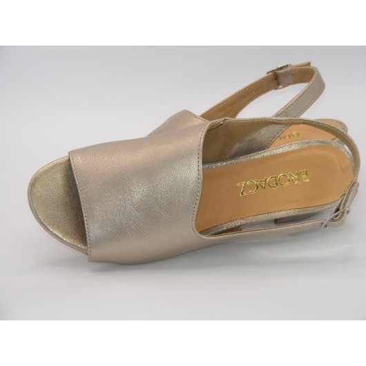 Skórzane sandałki damskie Brodacz na niskim obcasie – elegancja i komfort na wyjątkowe okazje