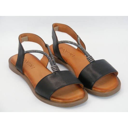 Czarne sandałki skórzane Ravini z ozdobnymi paskami na płaskim spodzie