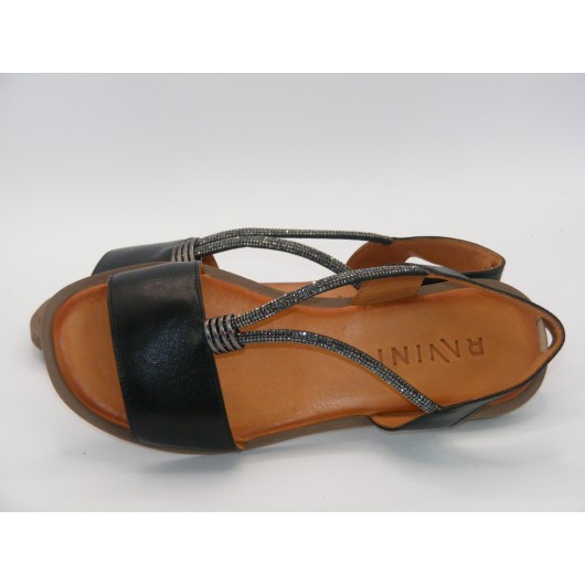 Czarne sandałki skórzane Ravini z ozdobnymi paskami na płaskim spodzie