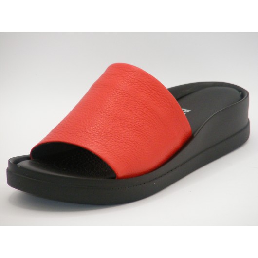 Skórzane klapki damskie czerwone na platformie Brodacz – wygoda i styl na lato