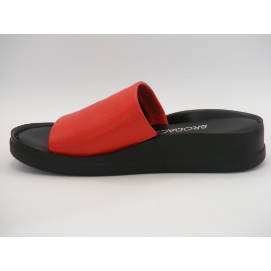 Skórzane klapki damskie czerwone na platformie Brodacz – wygoda i styl na lato