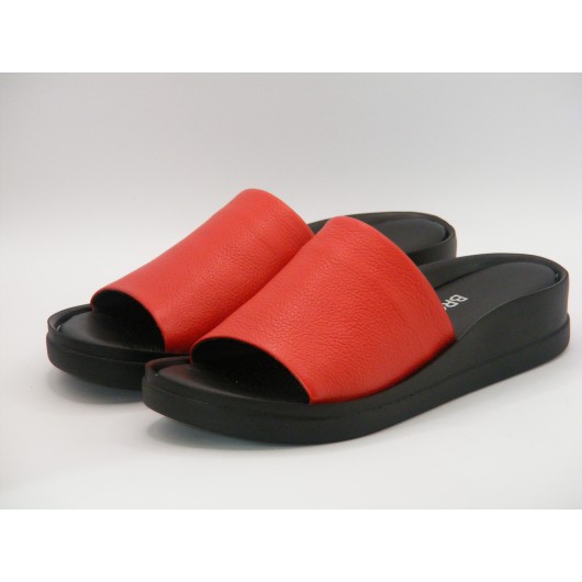 Skórzane klapki damskie czerwone na platformie Brodacz – wygoda i styl na lato