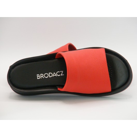 Skórzane klapki damskie czerwone na platformie Brodacz – wygoda i styl na lato