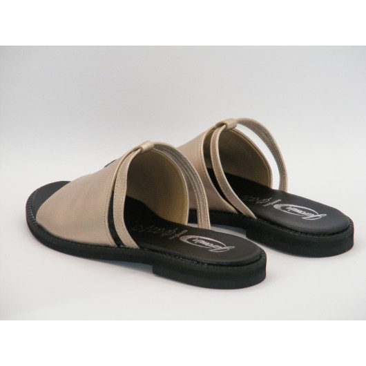 Jaromin klapki damskie skórzane platynowe na płaskim spodzie – lekkość i elegancja na co dzień