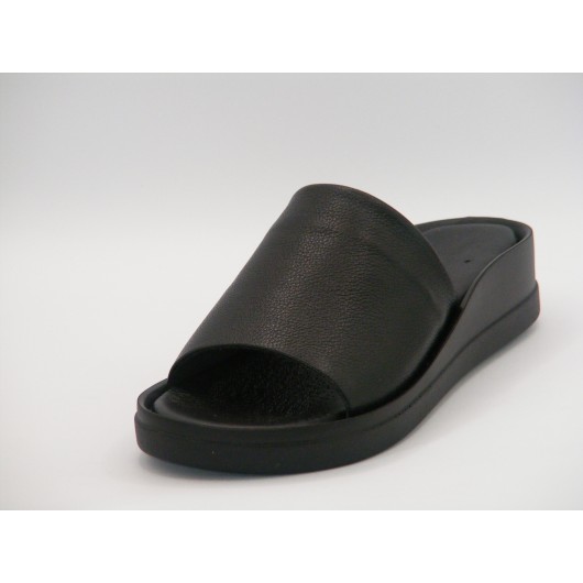 Czarne klasyczne klapki skórzane Brodacz – elegancja i wygoda na niskiej koturnie