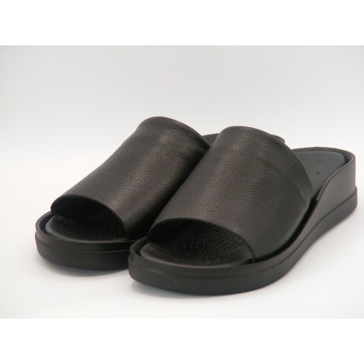 Czarne klasyczne klapki skórzane Brodacz – elegancja i wygoda na niskiej koturnie