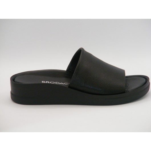 Czarne klasyczne klapki skórzane Brodacz – elegancja i wygoda na niskiej koturnie