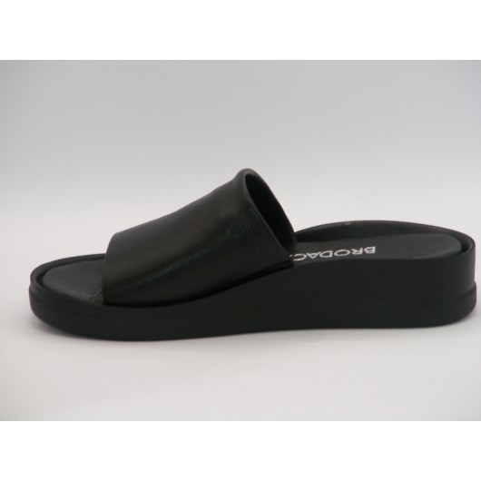 Czarne klasyczne klapki skórzane Brodacz – elegancja i wygoda na niskiej koturnie