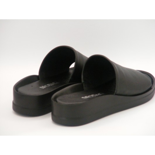 Czarne klasyczne klapki skórzane Brodacz – elegancja i wygoda na niskiej koturnie