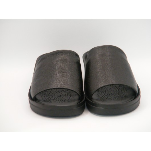 Czarne klasyczne klapki skórzane Brodacz – elegancja i wygoda na niskiej koturnie