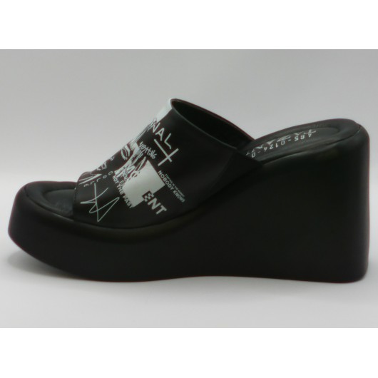 Klapki damskie skórzane na wysokim koturnie Tazani – Styl i Komfort na Nowym Poziomie