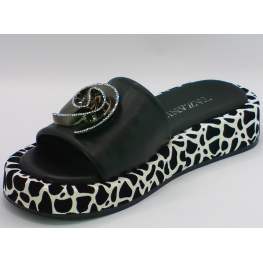 Czarne klapki damskie skórzane Tanzani na platformie z ozdobą – Luksus w codziennym wydaniu