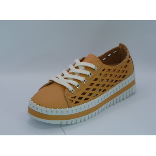 Sneakersy damskie skórzane beżowe firmy Tazani – styl, który idzie z Tobą