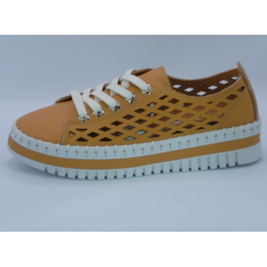 Sneakersy damskie skórzane beżowe firmy Tazani – styl, który idzie z Tobą