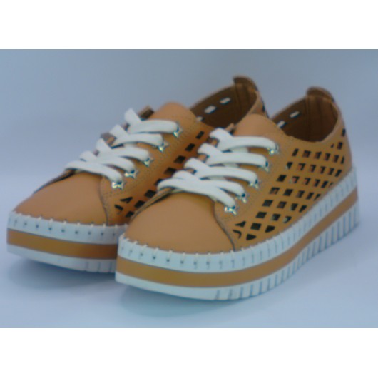 Sneakersy damskie skórzane beżowe firmy Tazani – styl, który idzie z Tobą