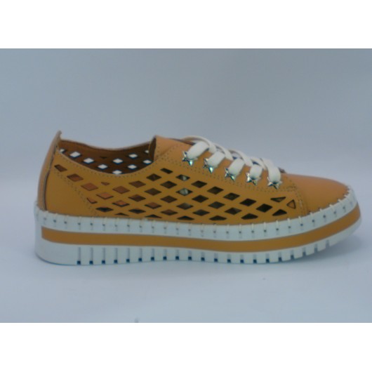 Sneakersy damskie skórzane beżowe firmy Tazani – styl, który idzie z Tobą