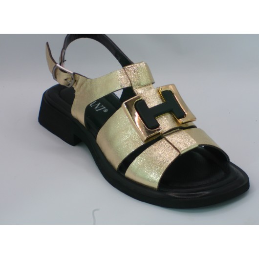 Sandał damski skórzany złoty Tazani – elegancja i komfort na lato