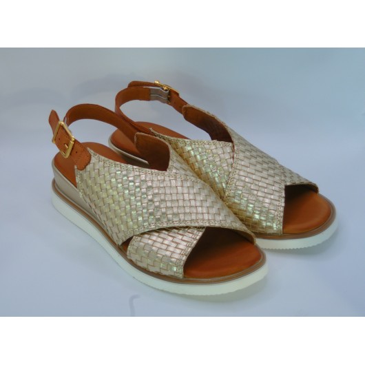 Sandały damskie skórzane złote Loretta Vitale na niskim koturnie