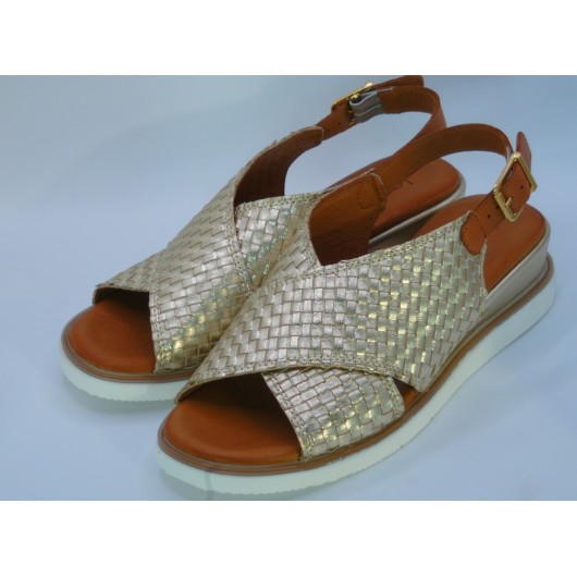 Sandały damskie skórzane złote Loretta Vitale na niskim koturnie