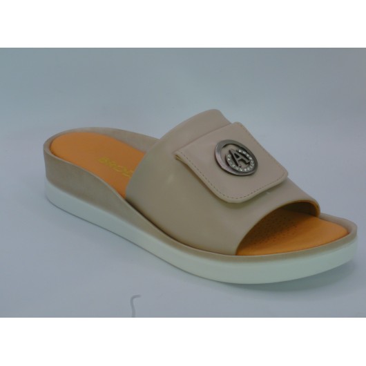 Klapki damskie Brodacz cappuccino – skórzane, na niskim koturnie z ozdobą