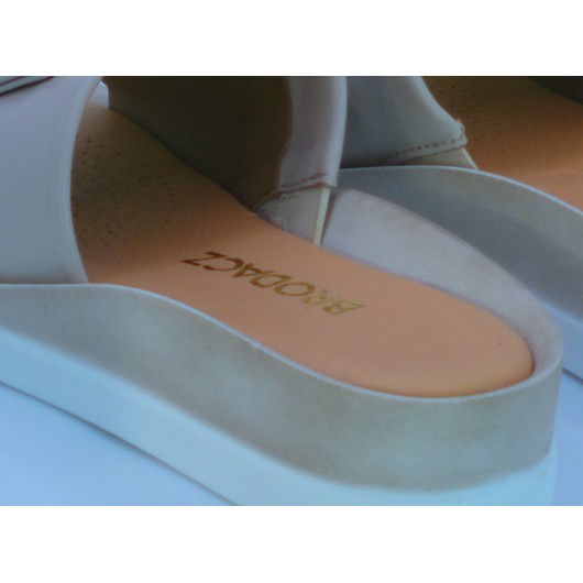 Klapki damskie Brodacz cappuccino – skórzane, na niskim koturnie z ozdobą