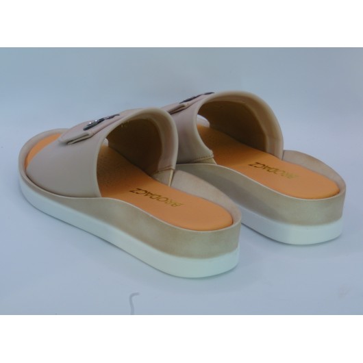 Klapki damskie Brodacz cappuccino – skórzane, na niskim koturnie z ozdobą