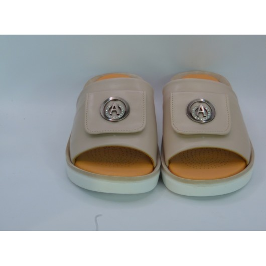 Klapki damskie Brodacz cappuccino – skórzane, na niskim koturnie z ozdobą