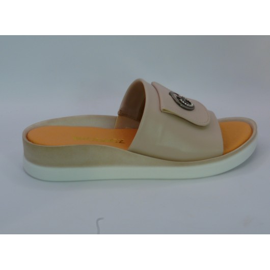 Klapki damskie Brodacz cappuccino – skórzane, na niskim koturnie z ozdobą