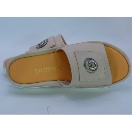 Klapki damskie Brodacz cappuccino – skórzane, na niskim koturnie z ozdobą