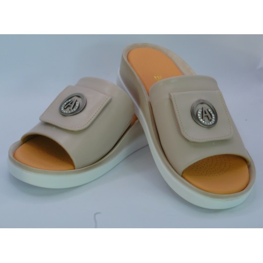 Klapki damskie Brodacz cappuccino – skórzane, na niskim koturnie z ozdobą