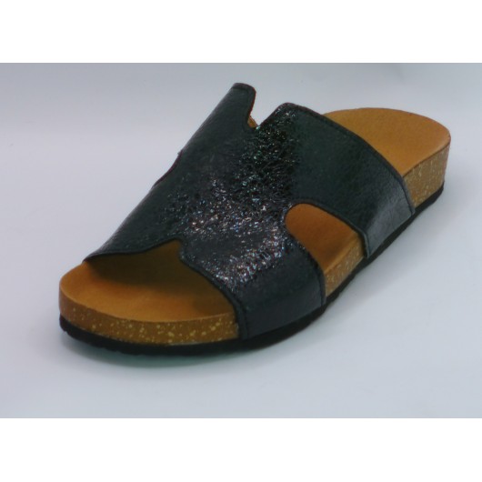 Klapki damskie skórzane Brodacz Fusbet – czarny lakier