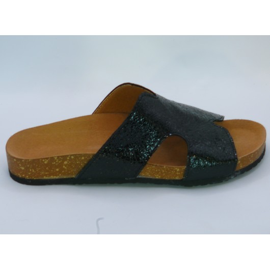 Klapki damskie skórzane Brodacz Fusbet – czarny lakier